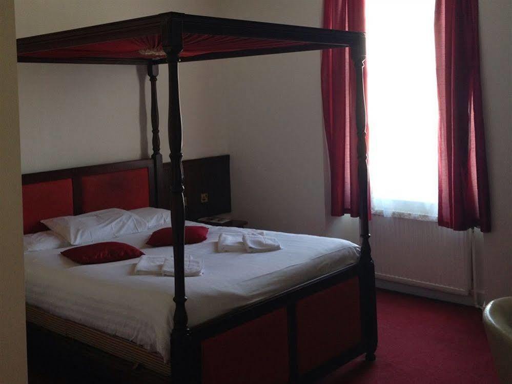 The Saracens Head Hotel Great Dunmow Ngoại thất bức ảnh