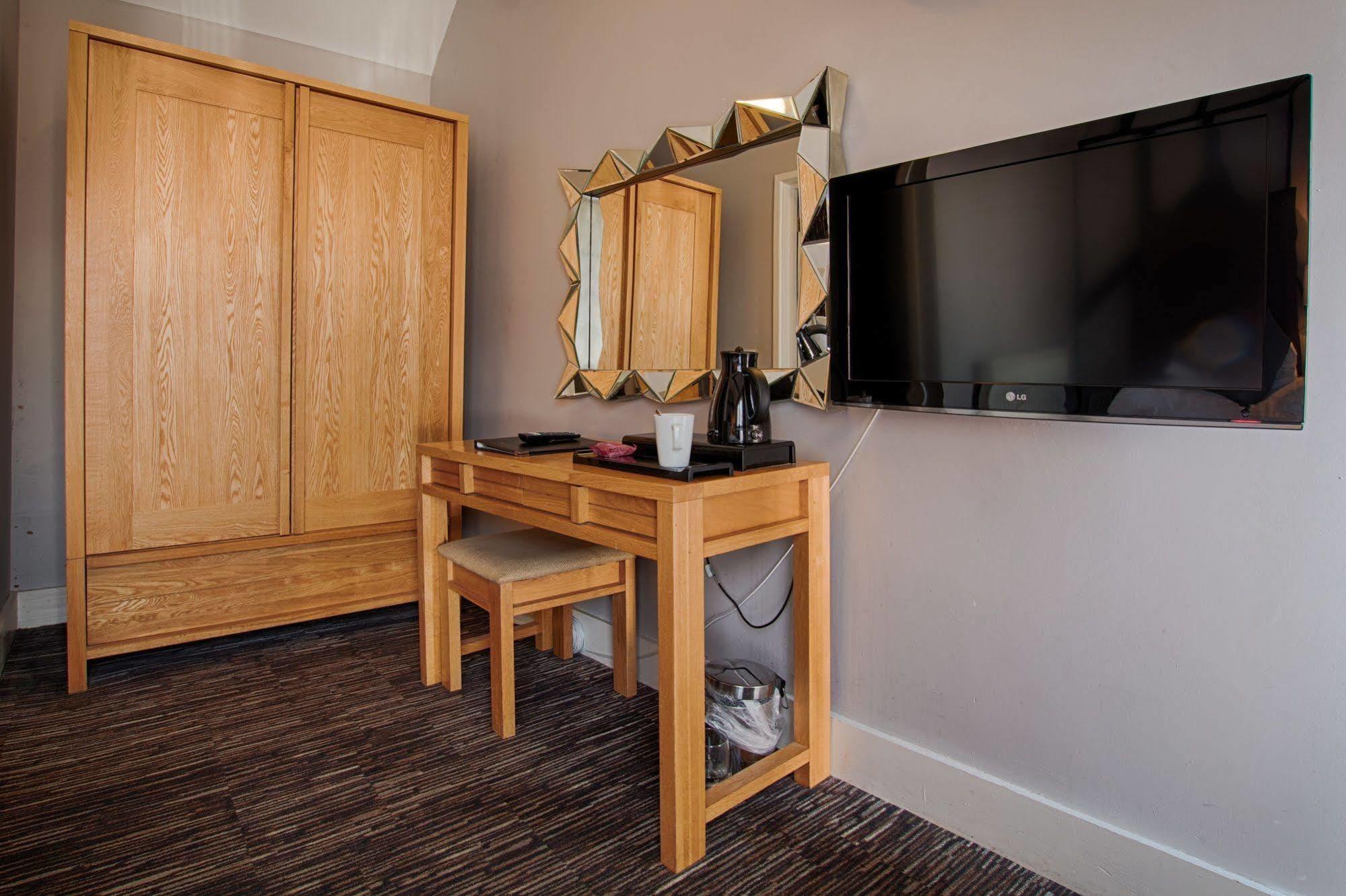 The Saracens Head Hotel Great Dunmow Ngoại thất bức ảnh