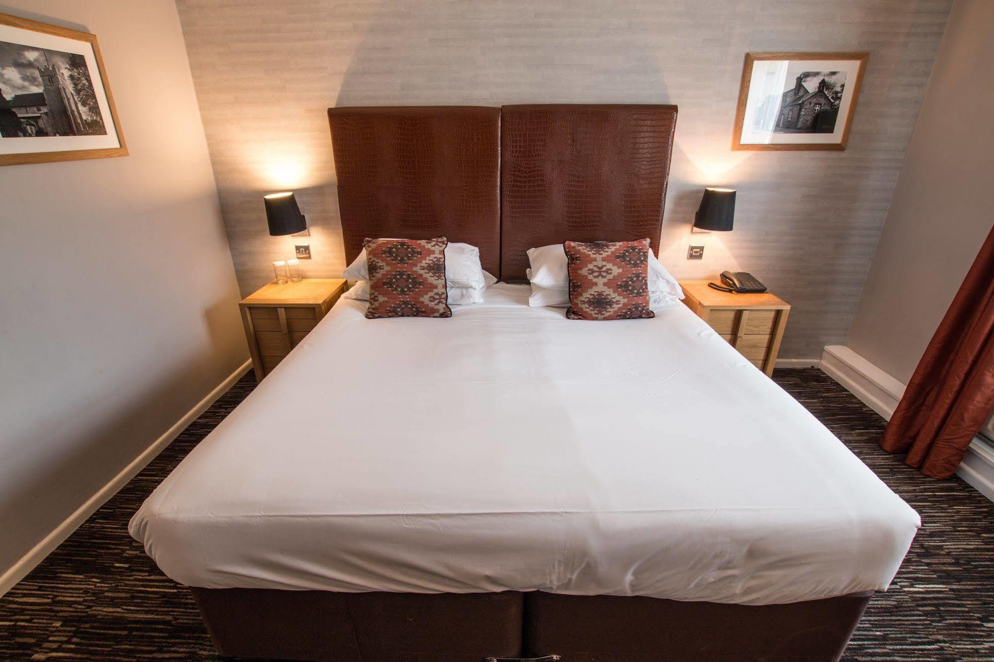 The Saracens Head Hotel Great Dunmow Ngoại thất bức ảnh