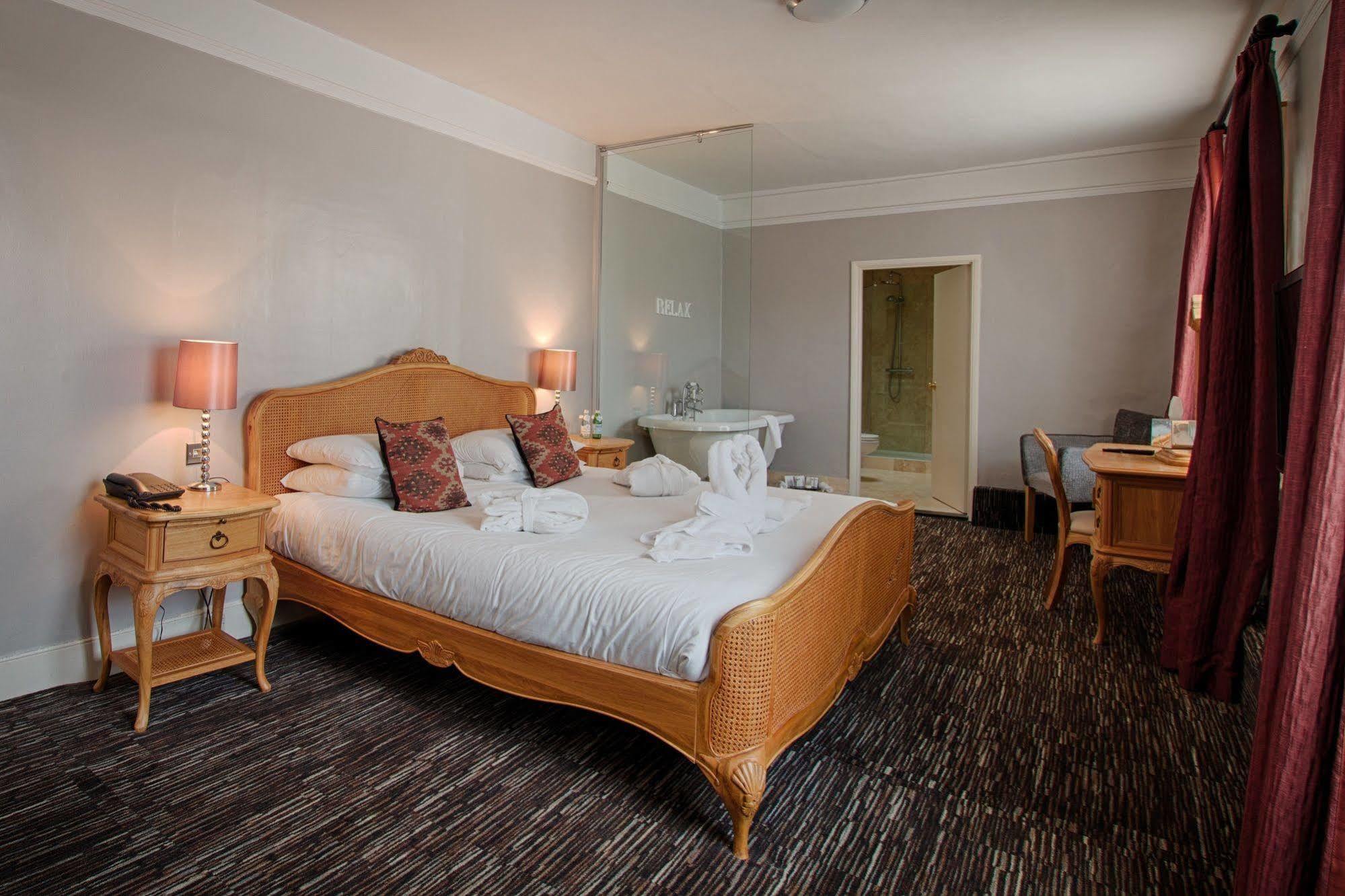 The Saracens Head Hotel Great Dunmow Ngoại thất bức ảnh